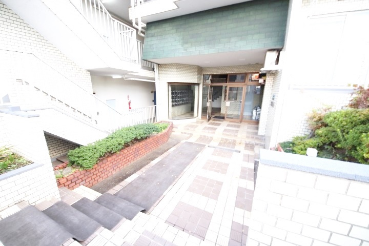 上質感漂うエントランスへのアプローチ。居健やかな暮らしを楽しめそう