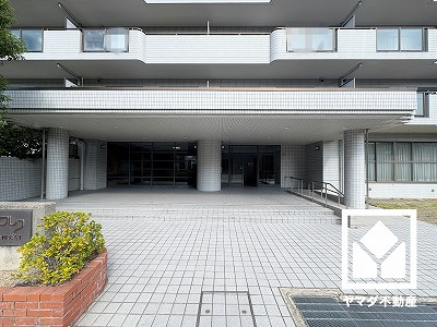 上質な素材と洗練されたデザインが織りなすメインエントランス。住まう人の誇りを感じさせる、優雅な迎えの空間。