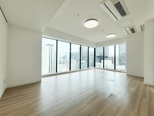 【リビング】夜になると、昼間とはまた違った雰囲気に。柔らかな照明がやさしく照らします。