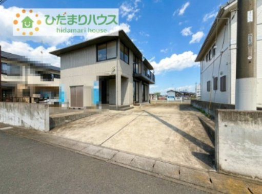 ゆったりとしたカースペースで、ファミリーカーや軽自動車もラクラク駐車出来ますね♪