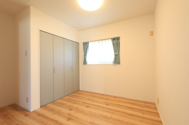 各居室には収納を完備。どのお部屋も明るい光が差し込みます