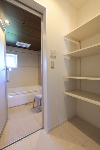 ランドリースペース直結の可動棚。家事動線を考えた配置です