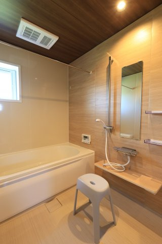 木目調パネルが落ち着くバスルーム。浴室乾燥機で雨の日も安心