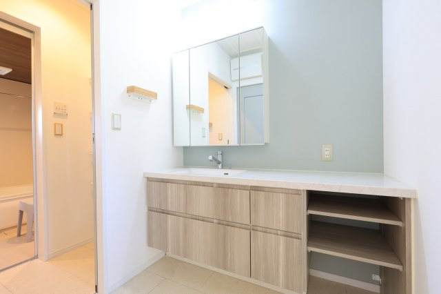 家族で並んで使えるワイドな洗面台。身支度もスムーズに