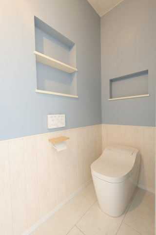 淡いブルーの壁紙が爽やかな印象です