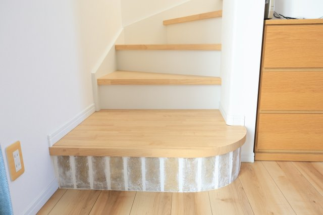 階段の1段目にはレンガ調の装飾を。細部までこだわりを感じます