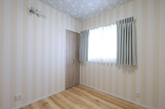 やわらかな光が差し込む心地よい洋室