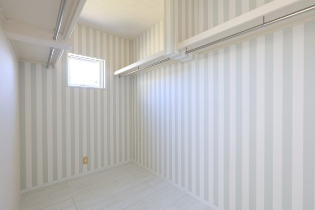 季節物の衣類もすっきり収まるウォークインクローゼット