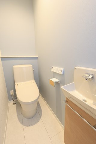 清潔感のある薄ブルーのクロスと、専用の手洗い器で快適な空間