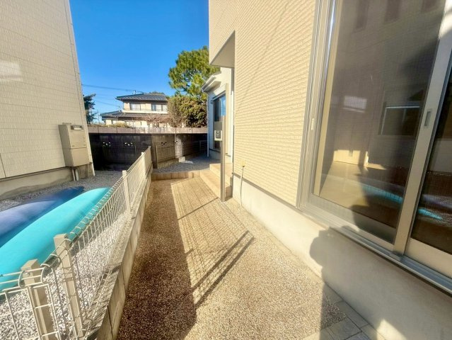 駐車場から玄関への道です。幅広くあります。