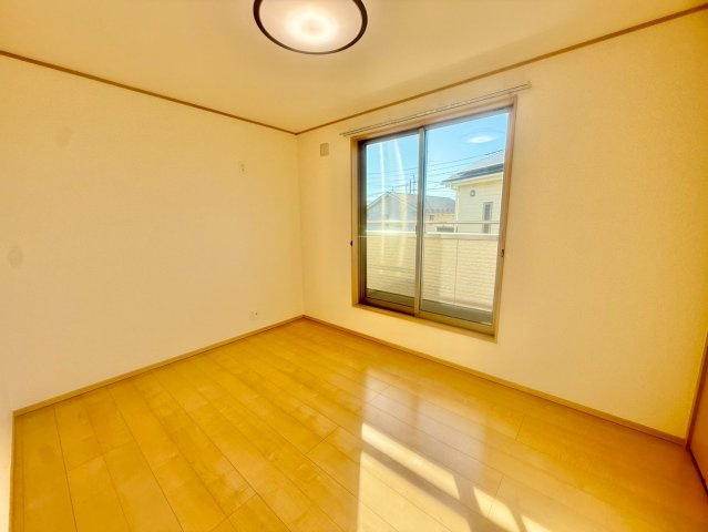 6帖の洋室です。バルコニーに繋がってます。