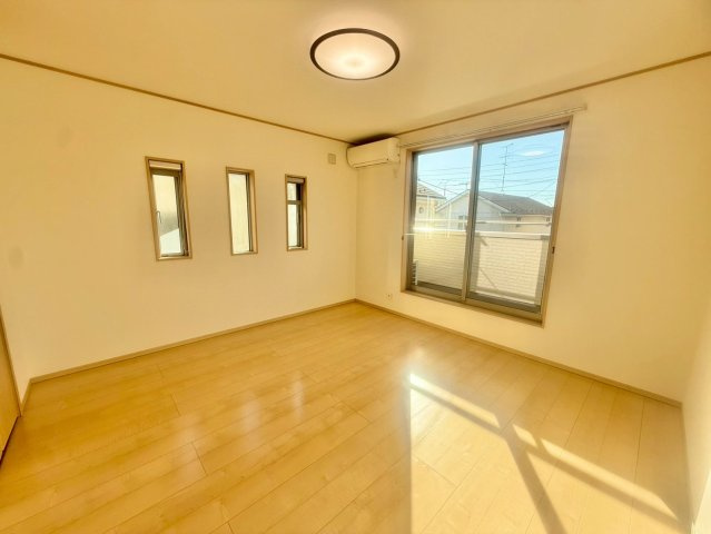 8帖の洋室です。バルコニー繋がってます。