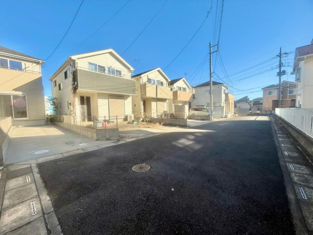 前面の道路は幅員6ｍあります。