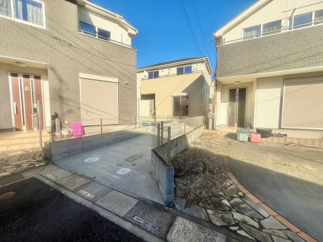前面道路6ｍありますので、お気軽に駐車が出来ます。