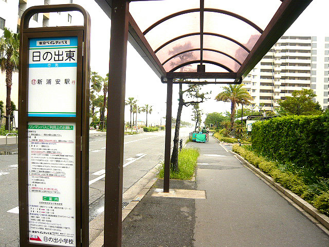 交通の要となるバスの停留所はエントランスの目の前にあります