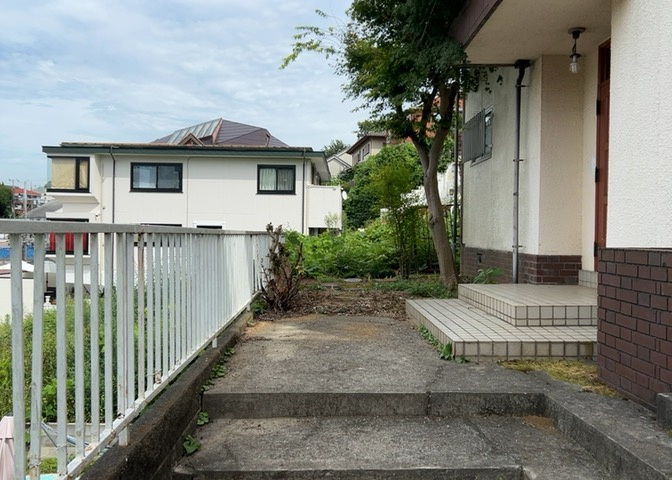 土地の形が極端に長細かったり、狭小地、あるいは道路との高低差がある傾斜地だった場合、後々売ろうとしても買い手がつかない場合もあります。後々、売却することになった時に価値の下がらない土地を選びましょう。