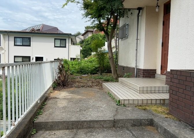 土地の面積＝住宅面積ではありません。建ぺい率の問題などで、土地のある場所によって住宅を建てられる面積は限られています。高さもしかり、「土地」という言葉の中には、建築条件も含まれると考えておきましょう。