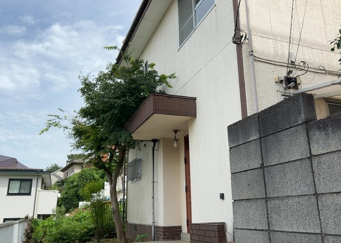 家を建てる場合、方位は要チェックです。現実的に日当たりのよい家ならばリビングは南側、建築基準法でも北側に当たる家への配慮は求められています。土地を見学に行く際は、方位磁針を持って行くようにしましょう。