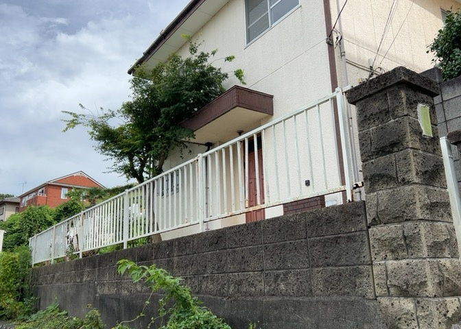 土地の前の道路に消火栓が設置されていることがあります。この場合、道路交通法第45条第1項により、駐車禁止の場所が指定されています。そのため、車庫などの駐車スペースをつくることができない場合があります。