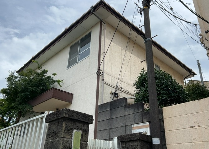 現地に行くなら、物件の周囲の地形がどうなっているかを見ることも大切です。周辺より低くなっている土地では、大雨などで水が集まりやすいため、地盤が弱くなっているということも考えられるため、注意が必要です。