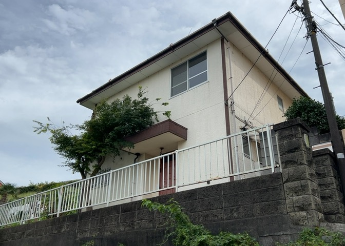 土地購入を検討されている場合、境界杭がない状態で購入してしまうと境界確定測量をする必要があり、費用がかかります。購入の前に、売主、隣土地所有者立ち合いのもと境界を確定し境界杭を設置するのがベストです。