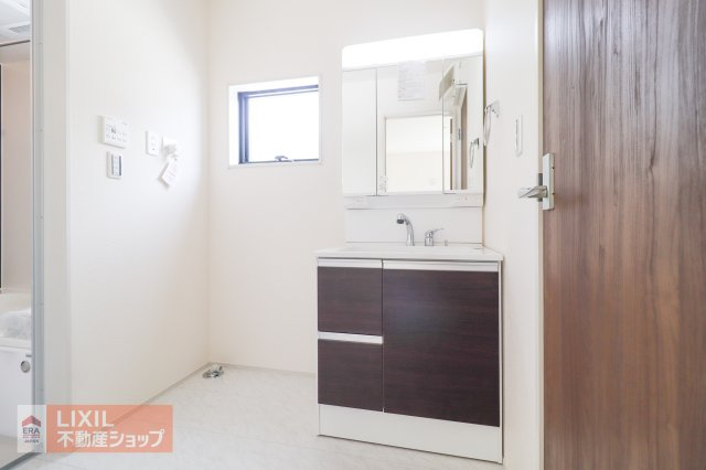 ヘアセットやメイクがしやすい大型の三面鏡を採用。合わせ鏡にできるため、後頭部のチェックもラクラク行えて朝の身支度がスムーズです。