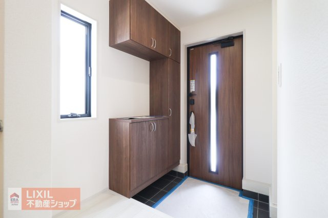 シンプルで飽きの来ないデザインの玄関。壁面収納にすることで全体的にすっきりとした印象です。