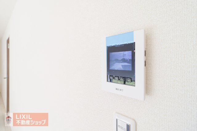 玄関先の様子を映し出す鮮明なカラーモニターを搭載しています！相手の顔や姿をしっかりと確認してから、応対できるため、不審な訪問者を未然に防ぎ、ご家族の安全を守ります！