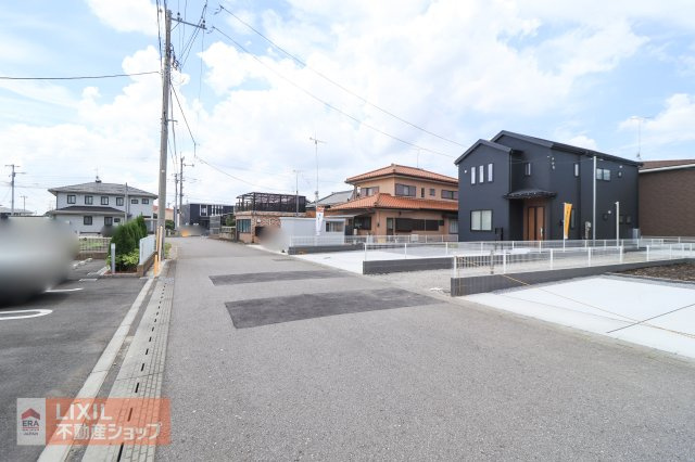 見通しが良く開放感のある前面道路です。視界を遮るものがないため、敷地内への入出庫がスムーズです。