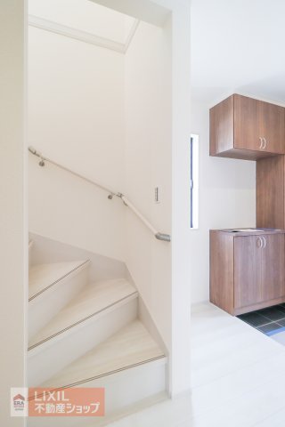 階段手すりは転倒や転落を防ぎ階段の昇り降りを安全かつスムーズにサポートする効果があります。