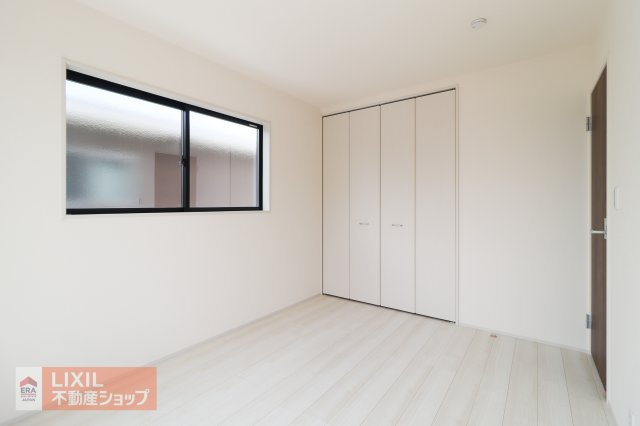 ベッドと勉強机を置いてちょうどいい広さです。各居室に収納スペースを完備しているので、収納家具を置かずにお部屋が片付き、すっきりと使えます。