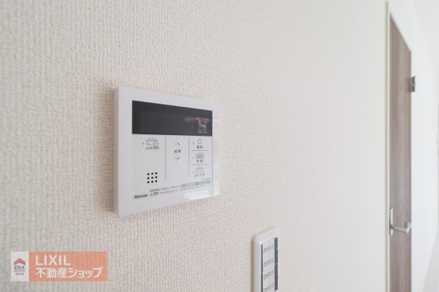 オートバスリモコンです。スイッチ1つで一定量の湯を浴槽に張ったり、保温や追い焚きをすることができるシステムが付いています。浴室以外からでも楽々操作が出来ます♪