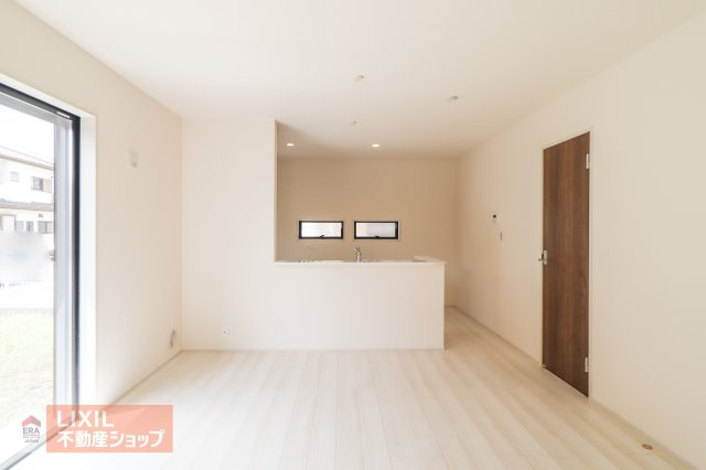 カウンター越しに『お皿持って行ってね』が言える距離感。ご家族が自然と家事を手伝いたくなる優しいレイアウトです。
