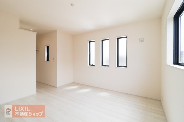シンプルな内装デザインなので、どんなインテリアにも合わせやすく、お好みの家具を置いて自分だけのお気に入りの空間をつくれます。