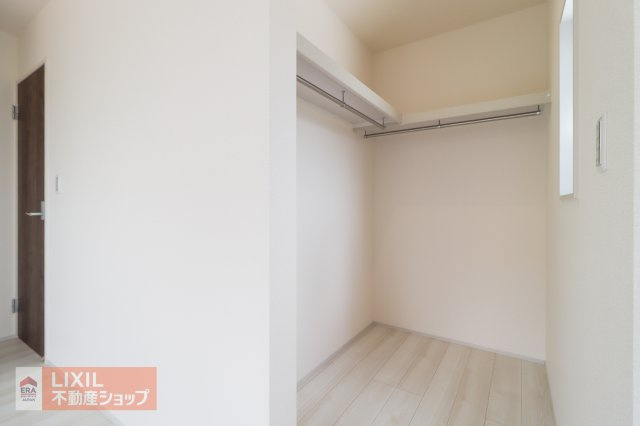 ハンガーパイプにかけられた衣類を一目で確認することができるので、探しているものが見つけやすく、必要なものもすぐに取り出すことができます。