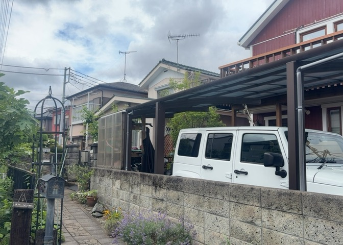 バルコニーは、室外の専用スペースのうち、「屋根がなく開放された空間」であるものを指します。ベランダより広いタイプのものが多く、日当たりもよいため家庭菜園などを楽しみたい人にとって適した環境となります。