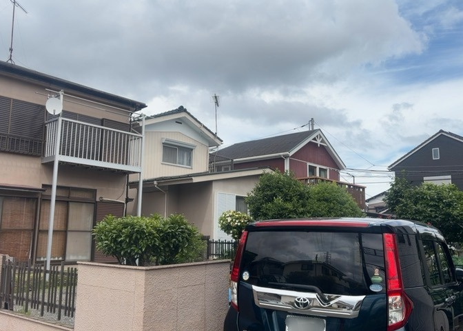 玄関は家の顔でもあり、家族以外の目にも止まる場所です。玄関は外との間を仕切る扉、靴などをしまっておく収納スペース、靴脱ぎのたたきスペース、来客とのやり取りをするドアホンなど複数のアイテムからなります。
