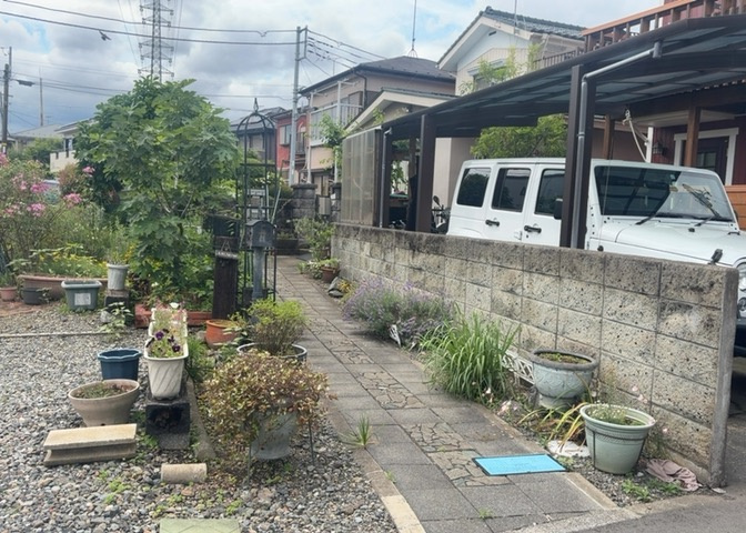 建物の基礎工事の方法は、主流となっているベタ基礎（防湿基礎）と布基礎の2種類に分類され、床下の通気性や耐久性などに違いがあります。建物の基礎部分の構造や付帯設備など詳細については現地でご確認ください。