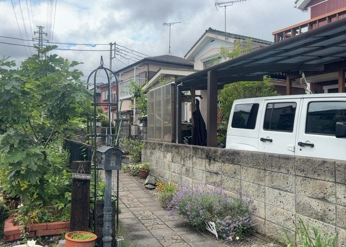 玄関ポーチにおいて最も重視すべきと言っても良いのが広さです。適切な広さの玄関ポーチでないと外見的なバランスは崩れてしまいますし、何より使いにくくなってしまいますので、現地で実際に下見をしてみましょう！