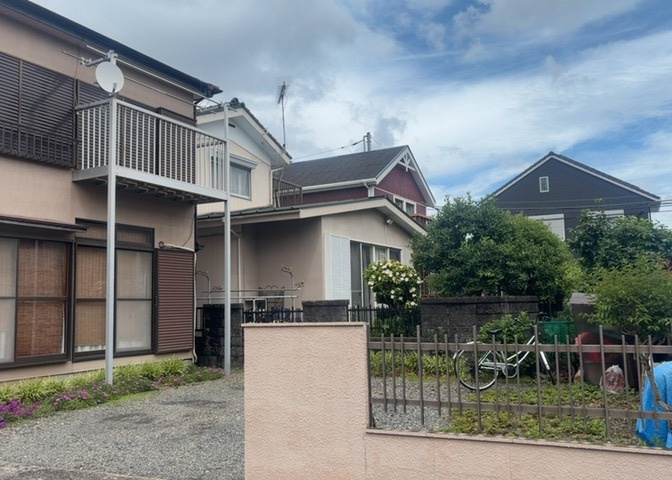 床下換気口は、床下に湿気がこもることを防ぎ、効果的に換気を行うために設置されています。床下換気口が設置されていない建物は、基礎パッキング工法などにより換気を行なっています。詳細は現地でご確認ください。