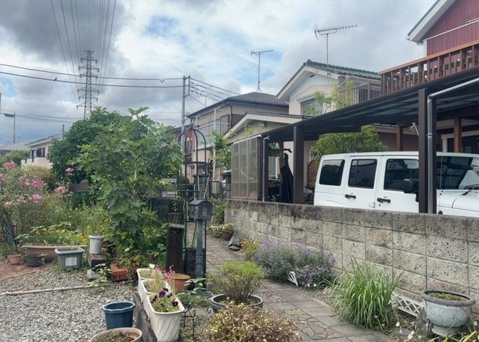 庭のある家に住むことのメリットとして、子どもたちの遊び場を確保できること、ガーデニングや家庭菜園を楽しめること、明るさを確保できることがあります。また、配置を工夫することでプライバシーが確保できます。