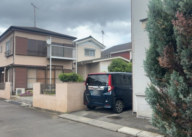 バルコニーは、建物内から室外へ楽に出入りできる便利なスペースです。また、バルコニーには手すりを付けることが義務付けられており、手すりの高さは110cm以上で施工することが建築基準法で定められています。