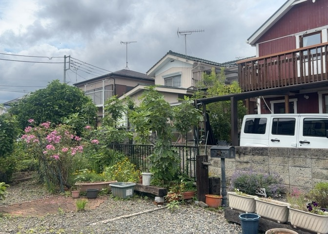 玄関は家の顔と言っても過言ではありません。現地を見学する際は玄関の広さや全体のバランスなどを見てみるといいでしょう。一般的なアプローチのしやすさだけではなく、お年寄りにも優しい設計のものだと安心です。