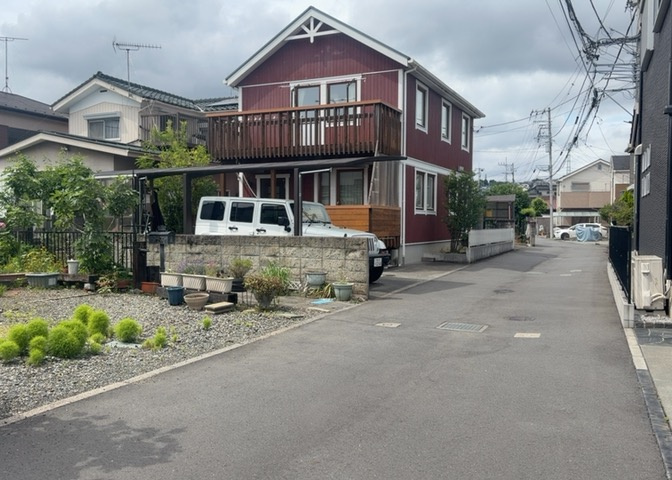 住宅用の土地では前面道路に2m以上接していなければならないと法律で定められています。しかし、お持ちの車のサイズやライフスタイルなどにより、2mでは利便が悪い場合もございますので、事前に確認しましょう。