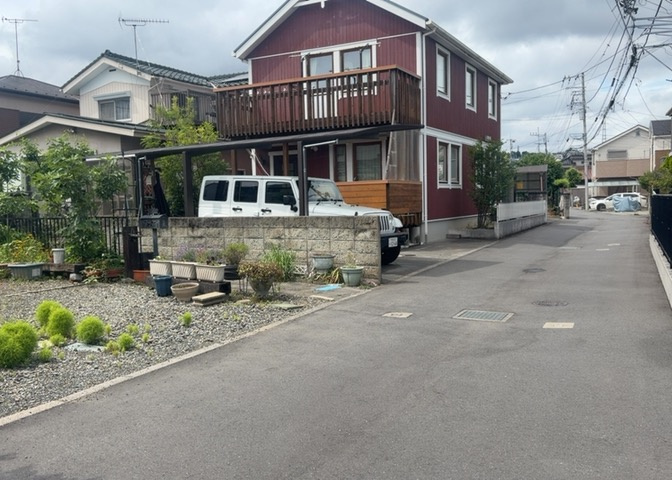 道幅が広い場所は日当たりや風通が良好です。幅が広いのですれ違いも可能ですし大きな車でも駐車可能！一方で、大型車が通ることも多くなるため交通量の増加により騒音に繋がります。また土地の値段が高くなります。