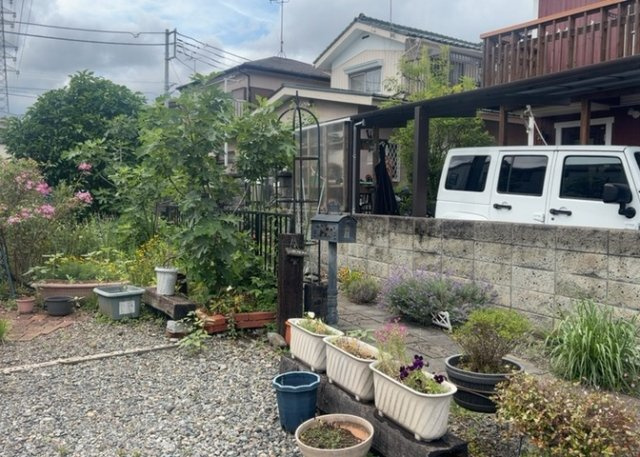駐車場と明記されていても、最小スペースでつくられた駐車場だと大型車は駐車できなかったり、出入りしにくくなったりする可能性があります。お車のサイズと購入したい物件の駐車場のサイズを現地で確認しましょう。