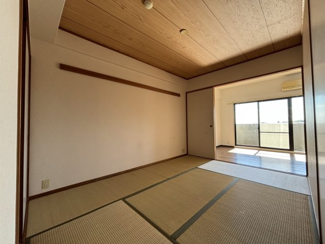 ぬくもりを感じる和室は、リビングと続き間の設計で開放感があります。畳の香りが心を落ち着かせ、客間や趣味の部屋、子どもの遊び場としても活用できます。引き戸を閉めれば個室としても使える柔軟な空間です。