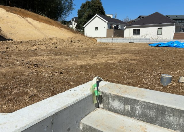 土地の形が極端に長細かったり、狭小地、あるいは道路との高低差がある傾斜地だった場合、後々売ろうとしても買い手がつかない場合もあります。後々、売却することになった時に価値の下がらない土地を選びましょう。