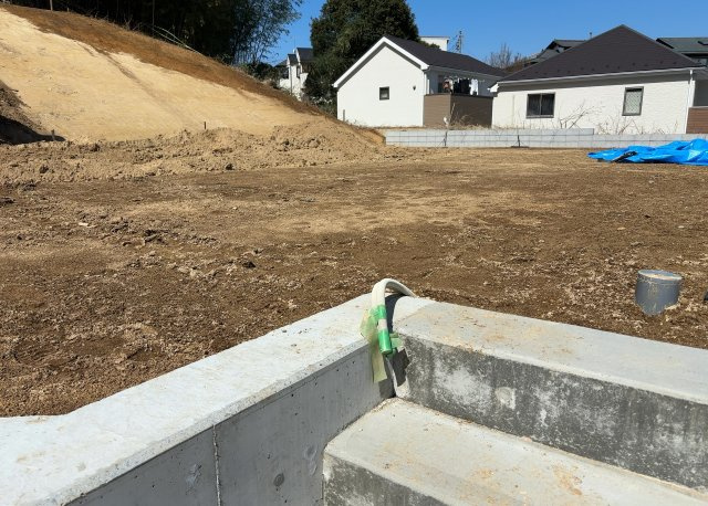 土地の面積＝住宅面積ではありません。建ぺい率の問題などで、土地のある場所によって住宅を建てられる面積は限られています。高さもしかり、「土地」という言葉の中には、建築条件も含まれると考えておきましょう。