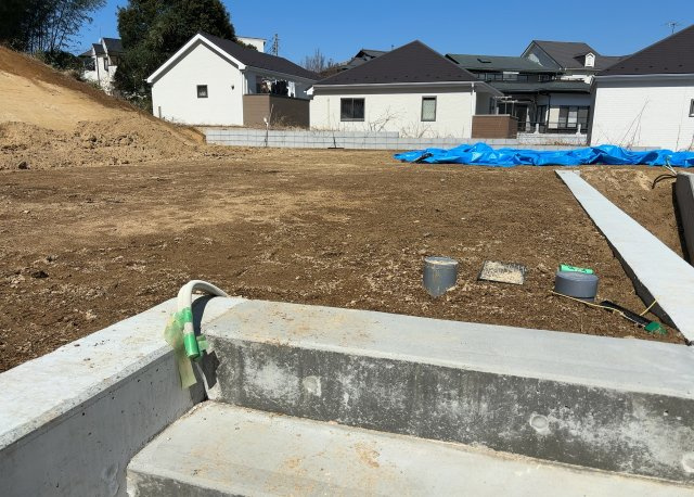 家を建てる場合、方位は要チェックです。現実的に日当たりのよい家ならばリビングは南側、建築基準法でも北側に当たる家への配慮は求められています。土地を見学に行く際は、方位磁針を持って行くようにしましょう。